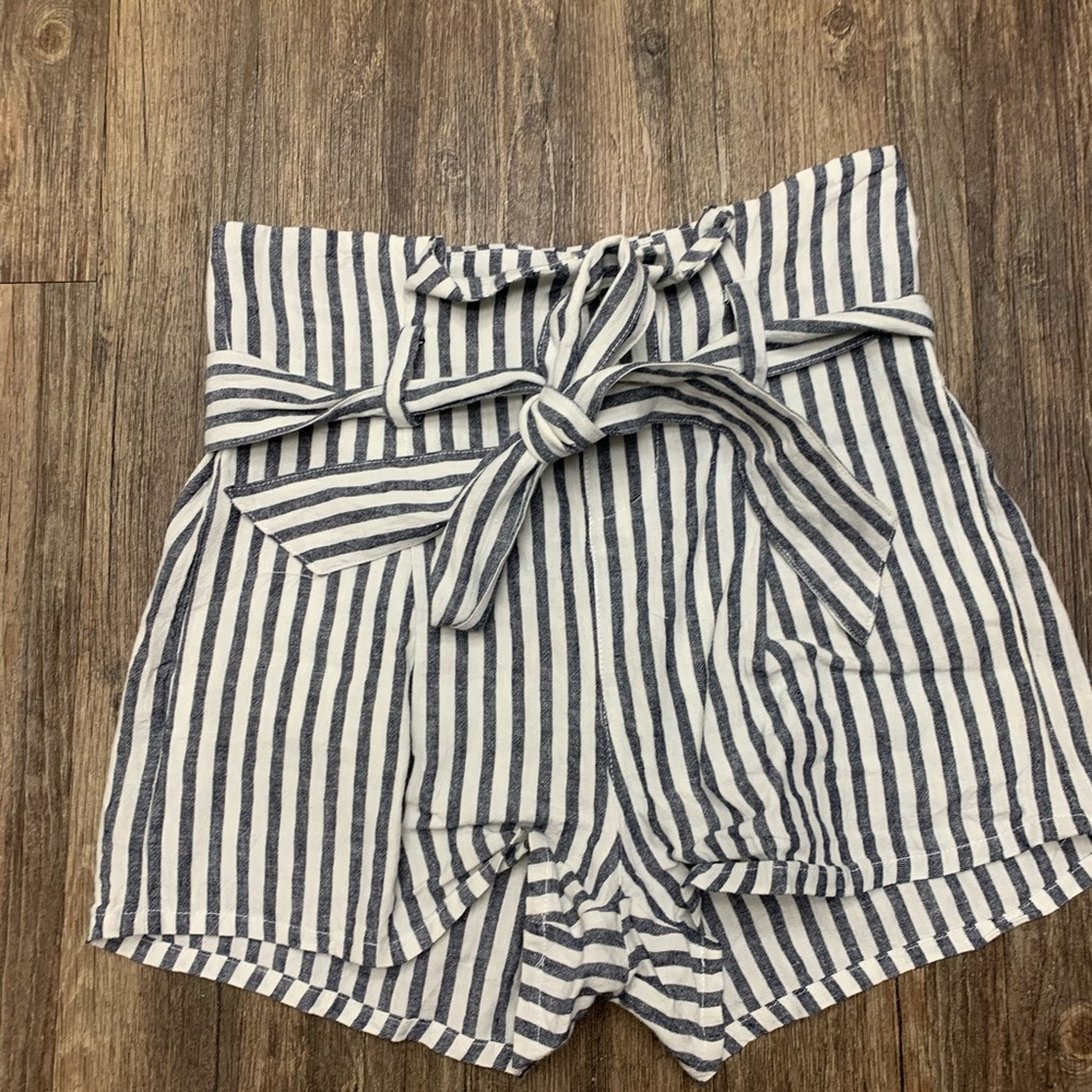 Olivaceous cute striped linen paper bag shorts - Picture 2 of 8